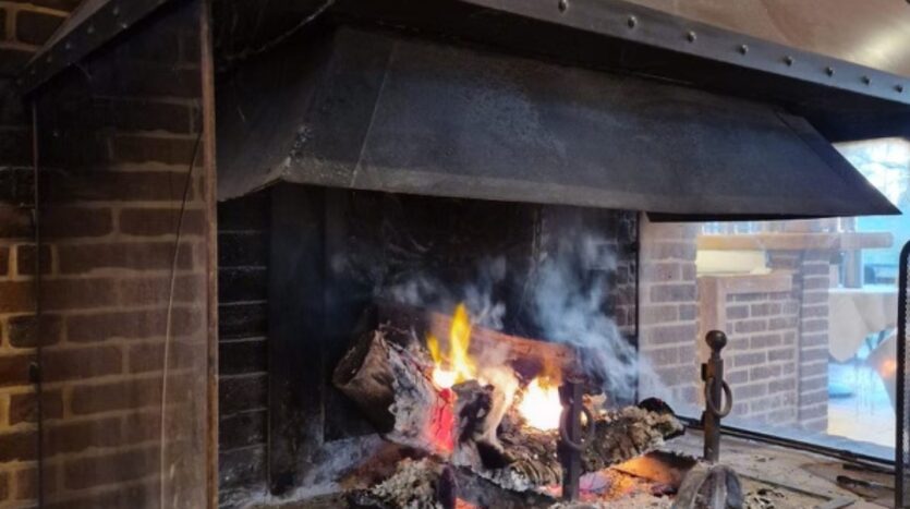 Moment de détente au coin du feu