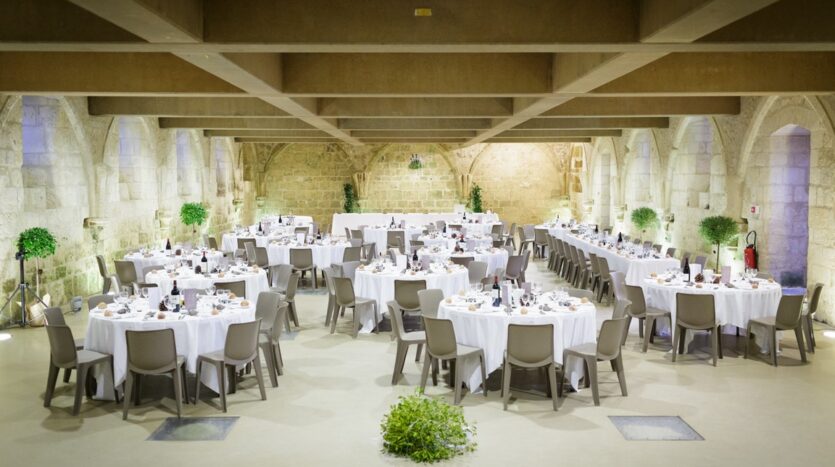 Abbaye de Fontdouce salle des moines repas