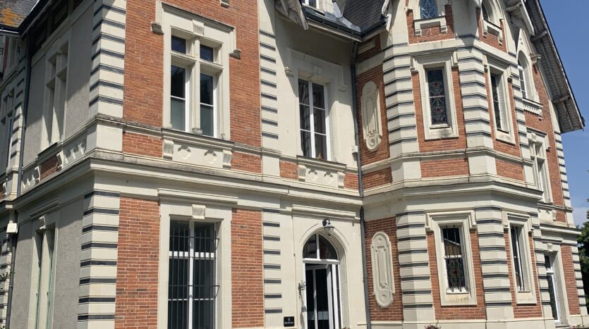 Slow Village Château des Forges facade velo