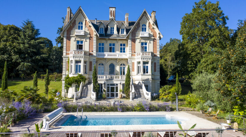 Slow Village Château des Forges facade